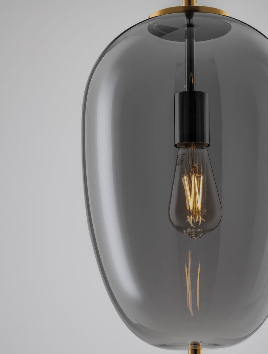 Détail du culot noir et de l'ampoule à filaments dorés