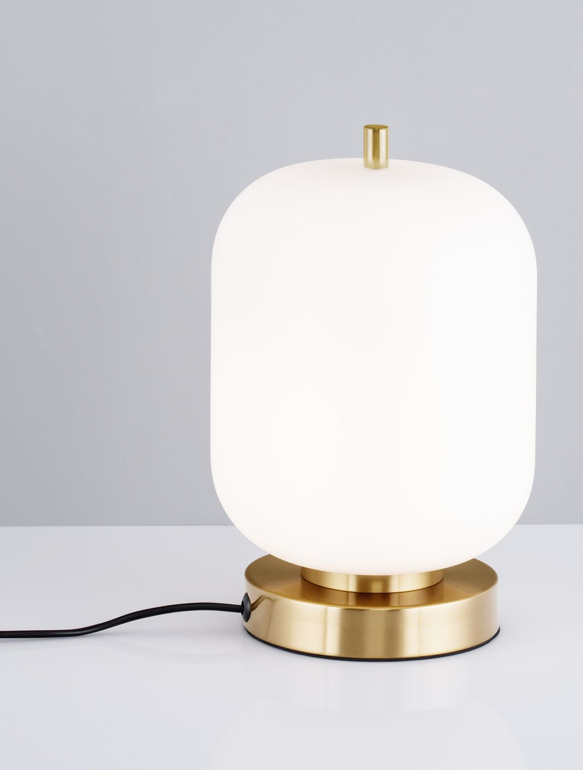 Vue de trois quarts de la lampe allumée avec son câble d'alimentation noir