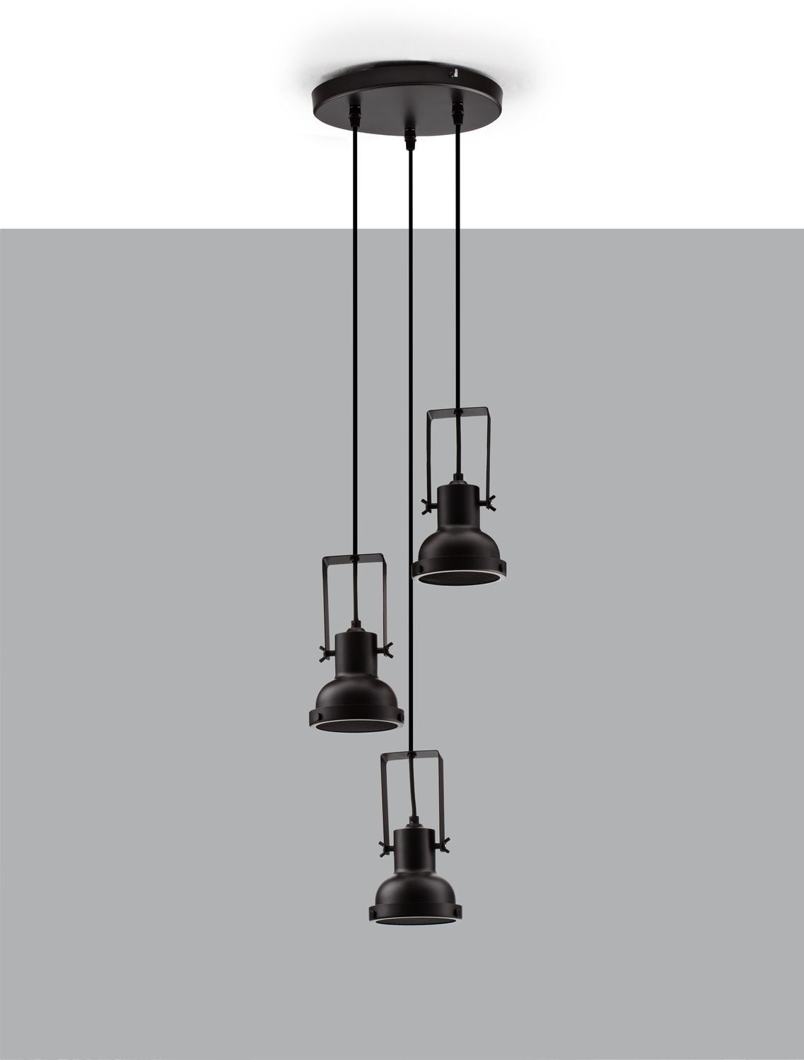 Vue d'ensemble du luminaire noir à trois abat-jours suspendus à hauteurs différentes