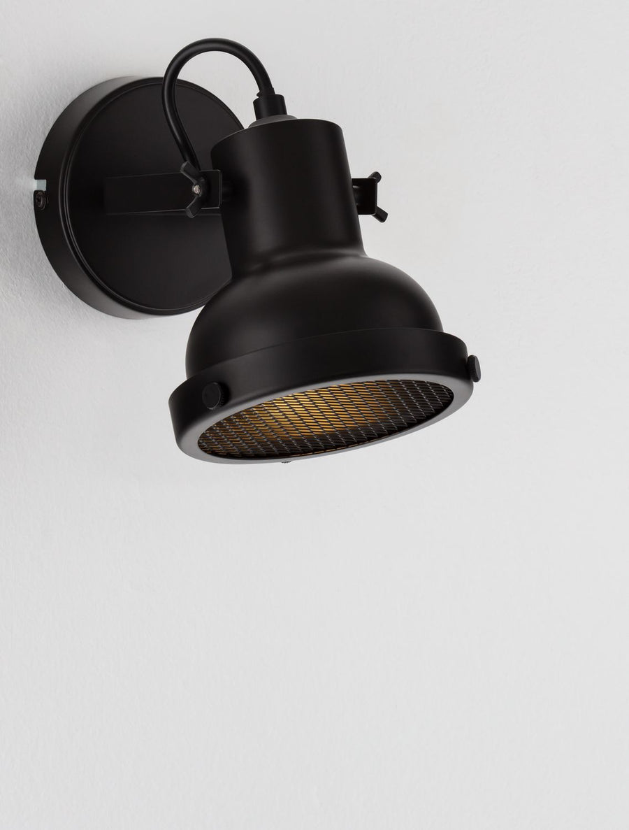 Détail du cache grille rétro-éclairé par une ampoule à lumière chaude