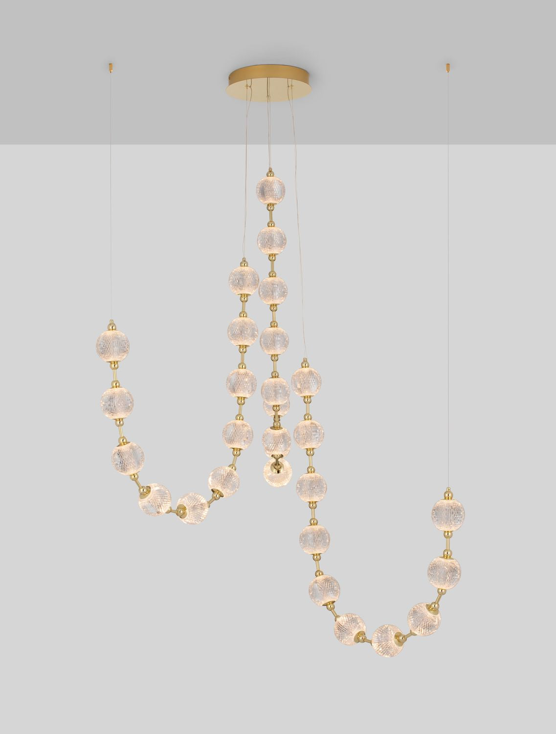 Suspension allumée, les billes de cristal diffusent une lumière chaude