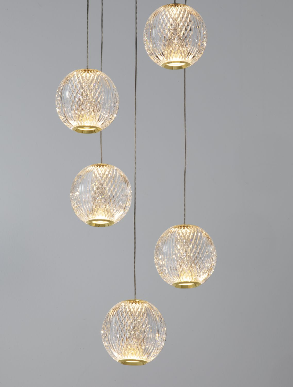 Gros plan des boules de verre illuminées révélant le motif diamant taillé