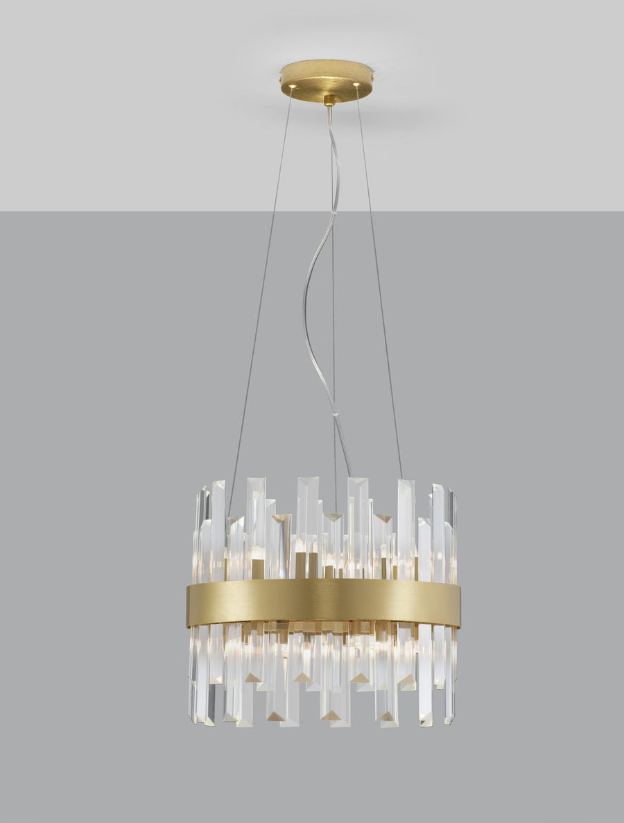 Suspension allumée sur fond gris, halo lumineux diffusé à travers les prismes de cristal