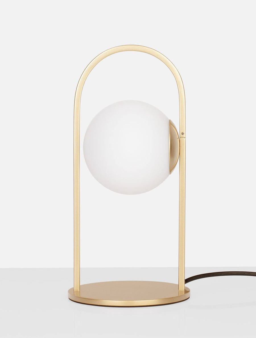 Silhouette complète de l'arceau doré et de la sphère laiteuse blanche