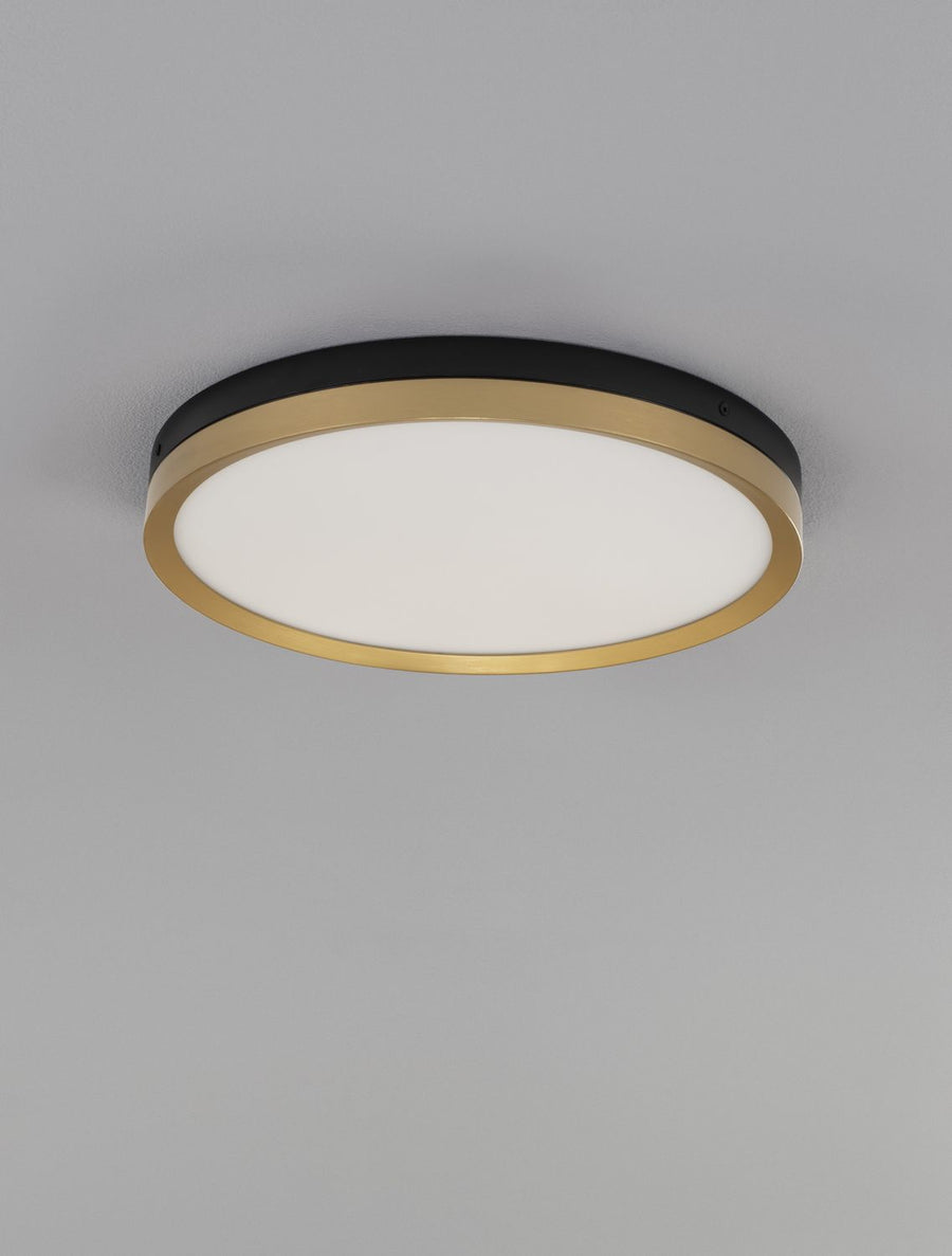 Gros plan du luminaire monté au plafond, anneau doré et coque noire