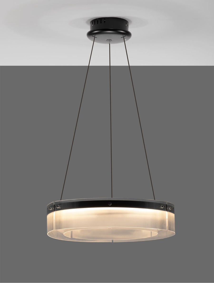 Luminaire allumé en situation, halo lumineux chaud diffusé par le bandeau de verre