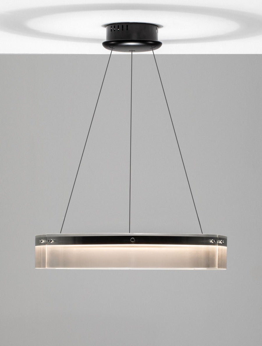 Suspension éclairée vue de face, bandeau lumineux chaud dans le verre strié