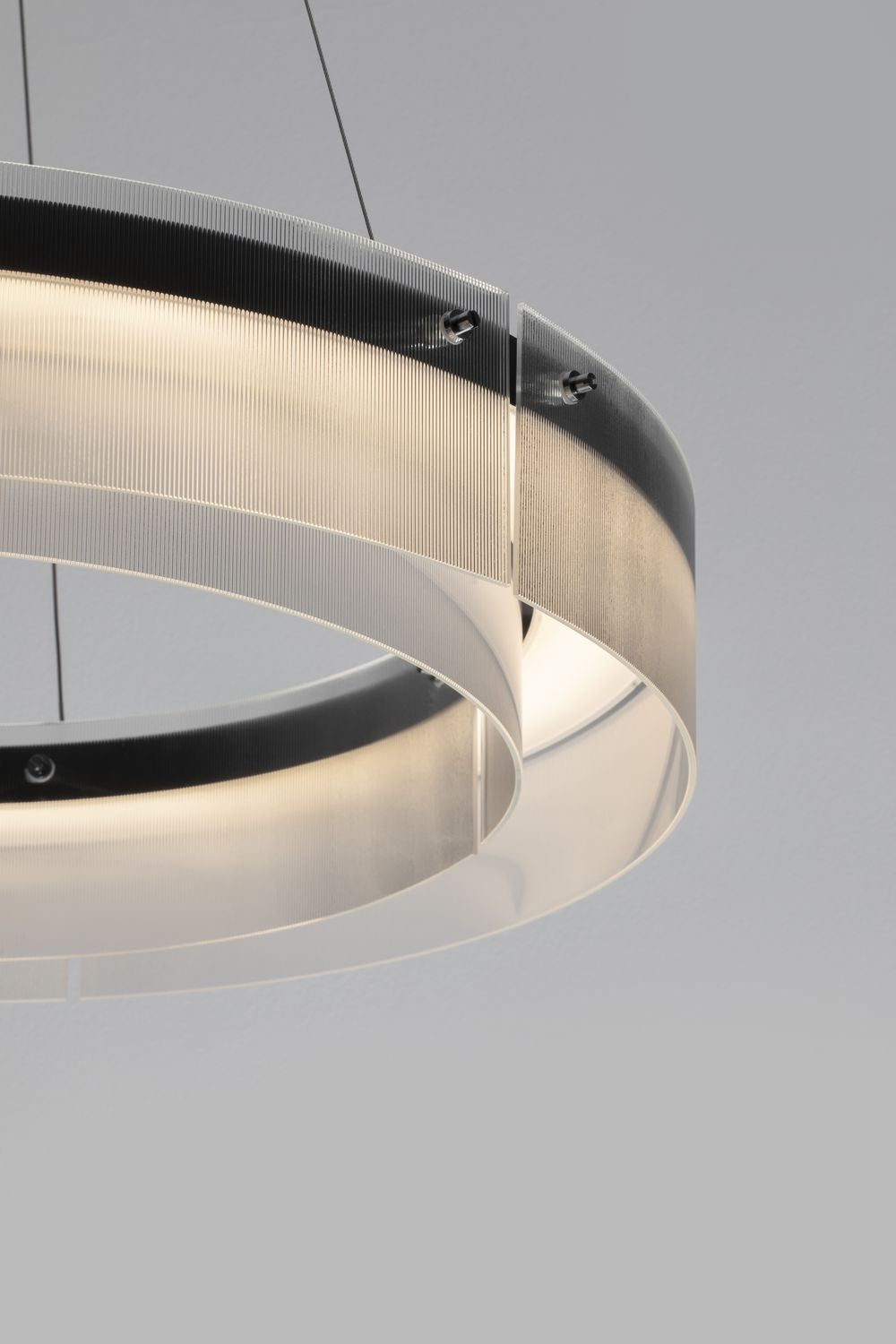 Détail de la finition, jonction du verre strié et de l'anneau métallique noir