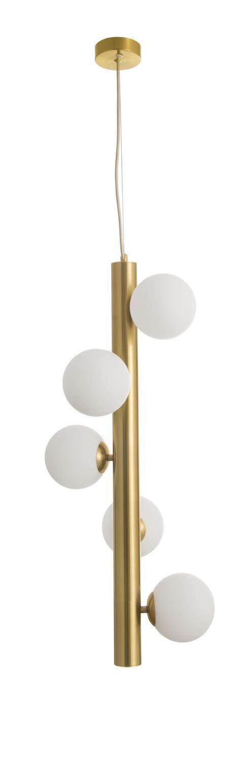 Vue de face du luminaire suspendu, tige dorée et cinq globes opalins répartis