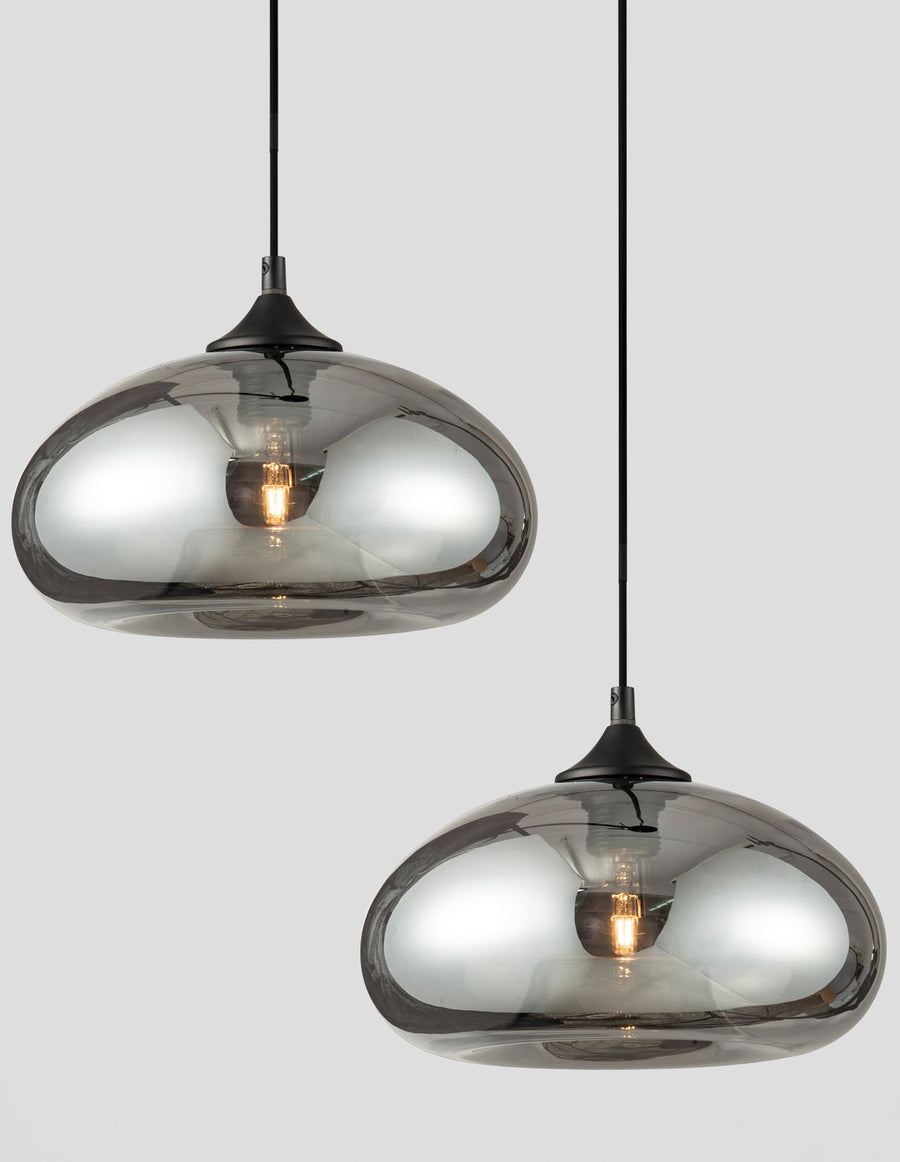Deux exemplaires suspendus côte à côte, ampoules allumées, rendu de lumière chaude