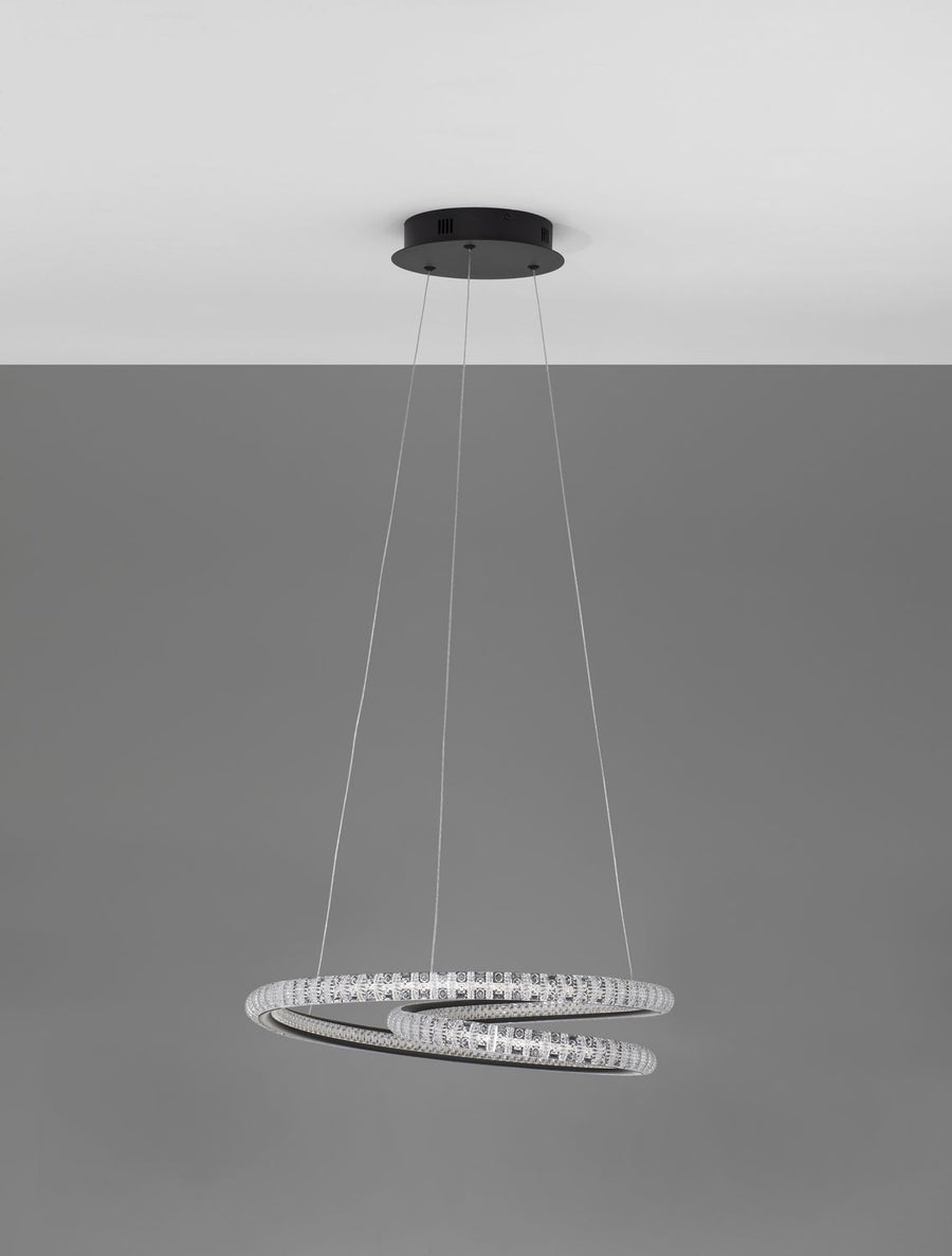 Détail de la finition : anneaux sertis de cristaux scintillants, lumière allumée