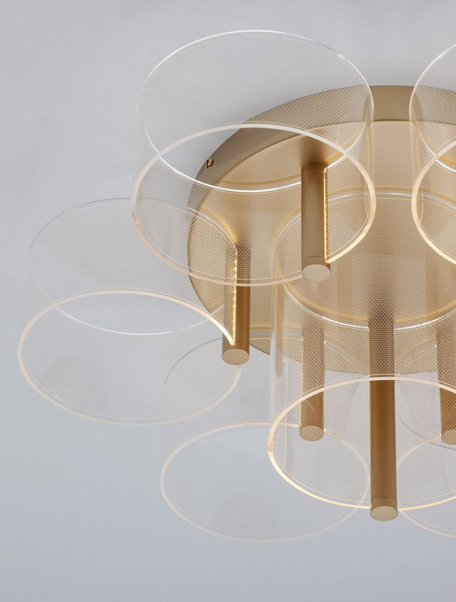 Gros plan sur la superposition des cylindres transparents et de la maille laiton