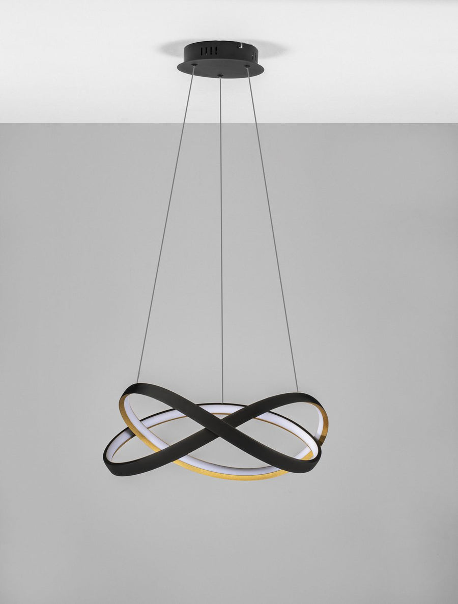Luminaire suspendu éteint sur fond gris, détail des anneaux noirs croisés
