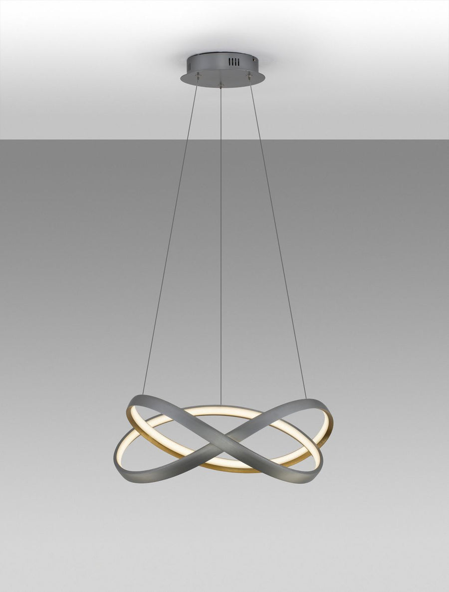 Suspension allumée diffusant une lumière chaude entre les anneaux