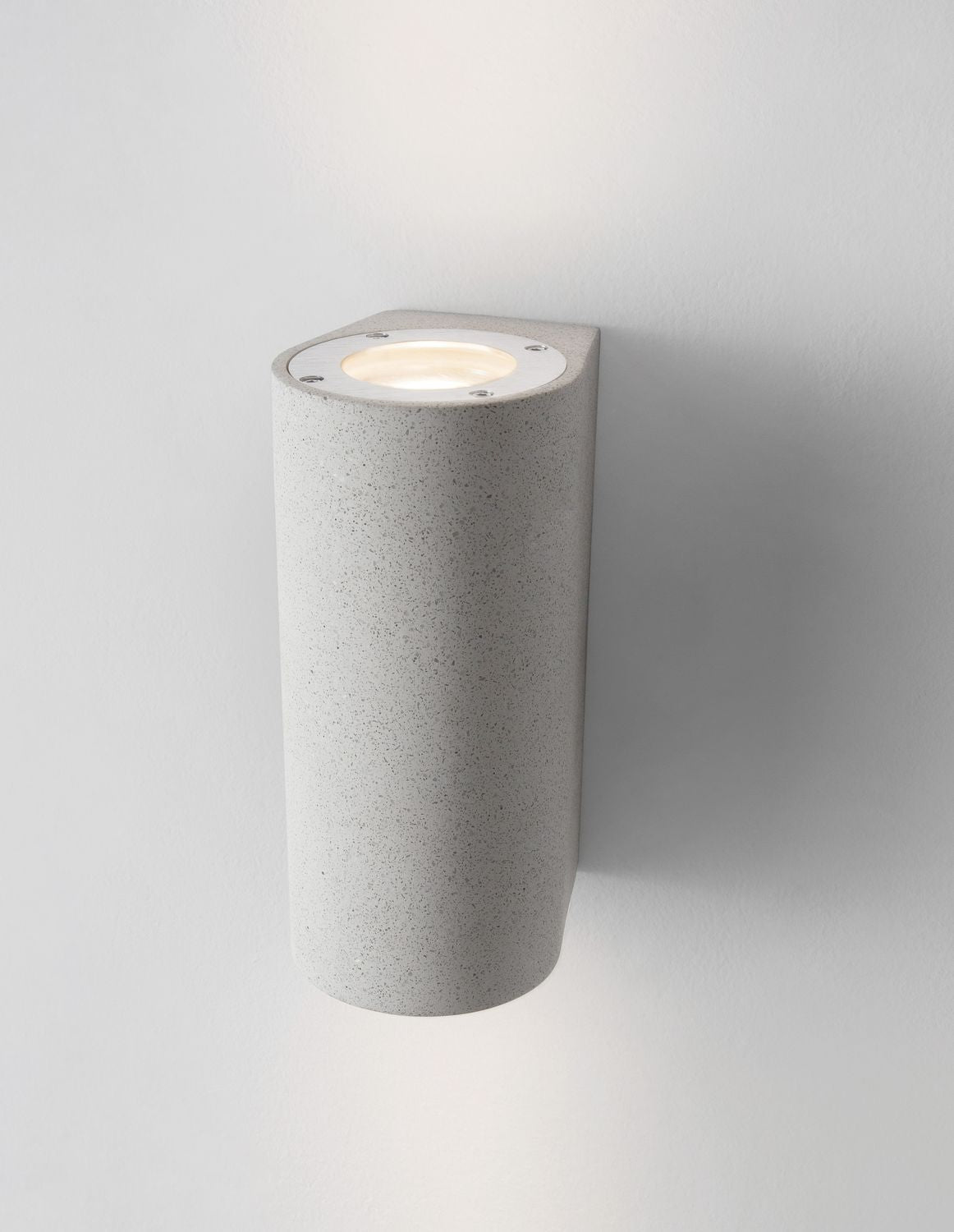 Détail du sommet, anneau diffusant lumineux et vis de fixation apparentes