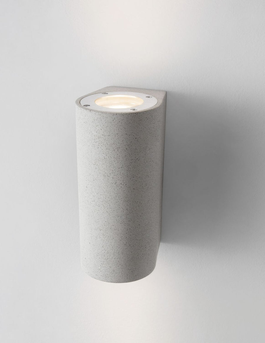 Détail du sommet, anneau diffusant lumineux et vis de fixation apparentes