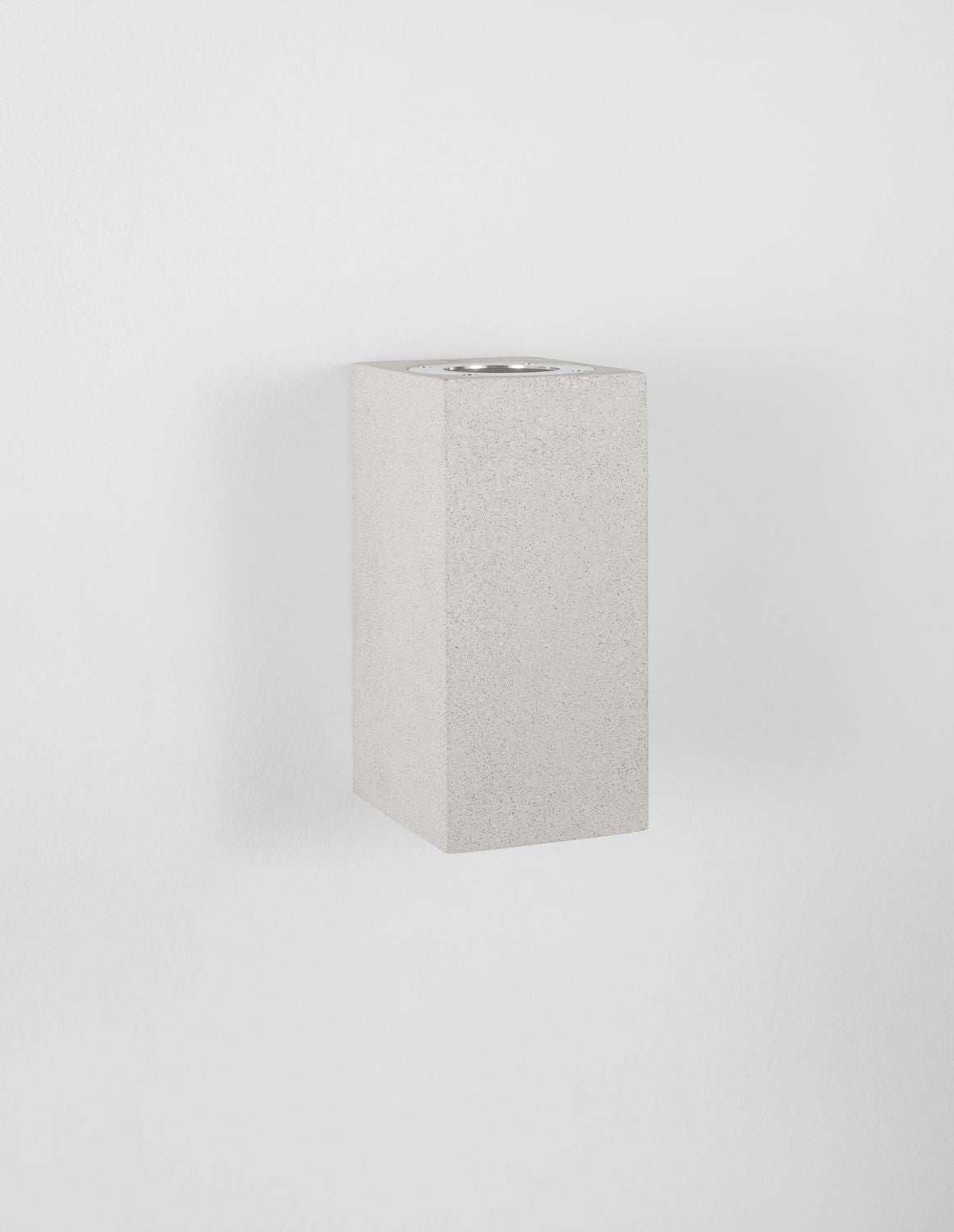 Vue de trois quarts de l'applique blanche seule sur fond gris clair