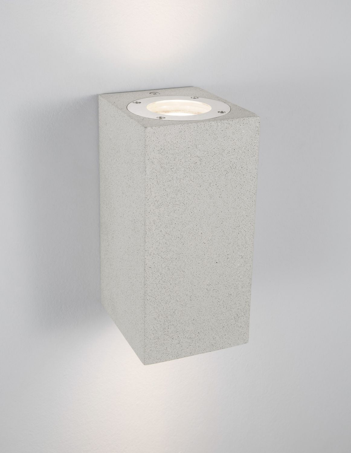 Détail rapproché du boîtier blanc avec disque métallique et vis de fixation
