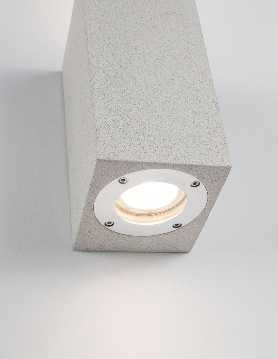 Gros plan de la vitre de protection et de la bague inox du luminaire