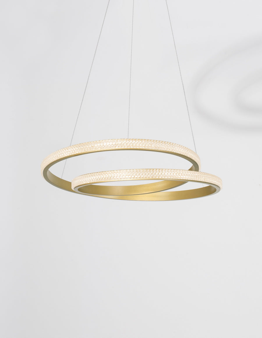 Vue rapprochée d'un anneau doré à éclairage LED intégré.