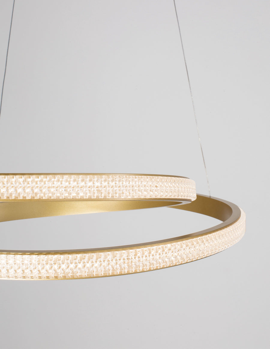 Gros plan sur la finition tressée et lumineuse du bandeau doré.