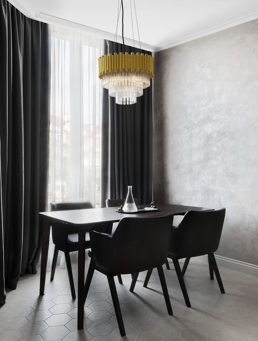 Suspension dorée et cristal installée au-dessus d'une table de salle à manger sombre