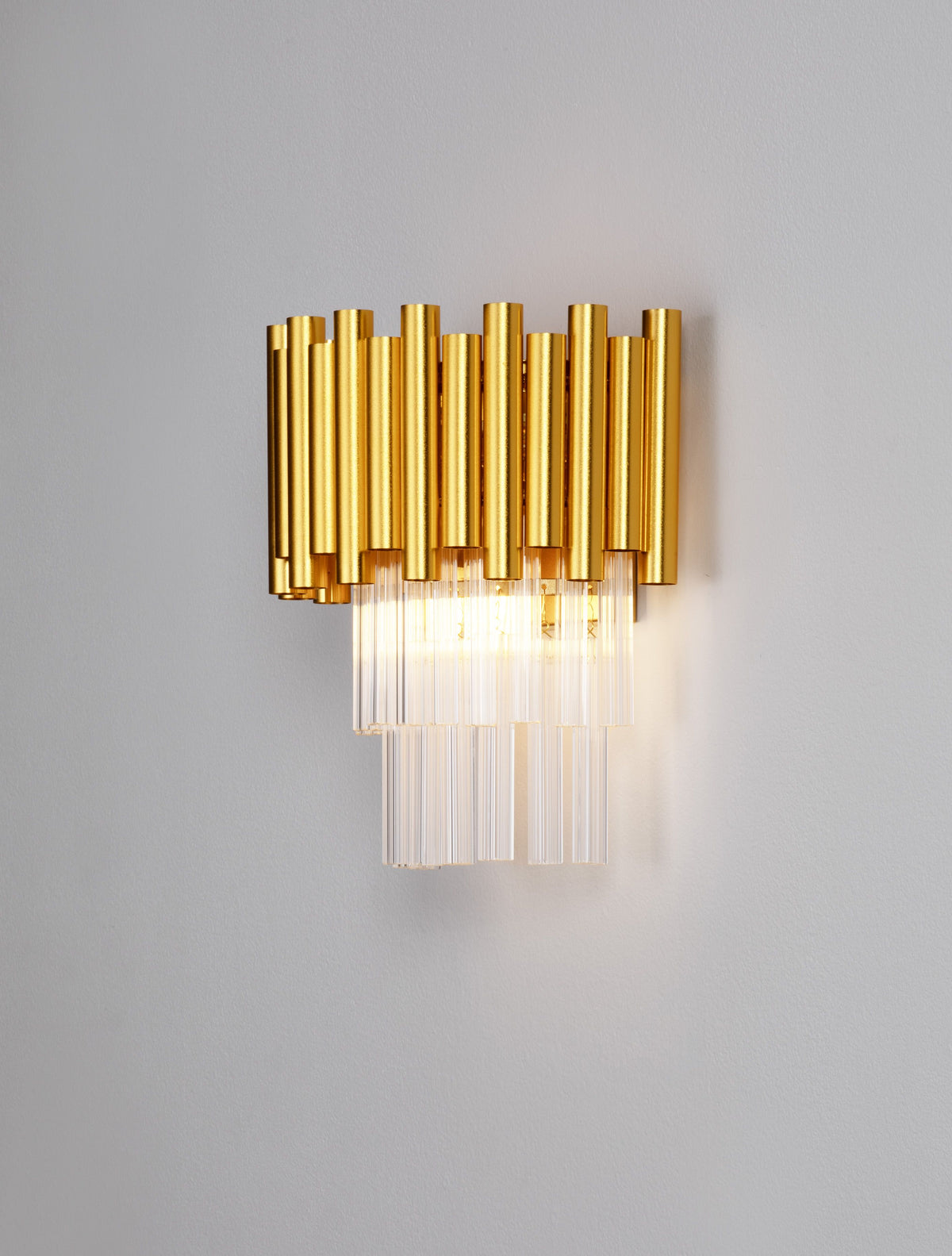Gros plan sur la lumière chaude diffusée par les tiges de cristal striées