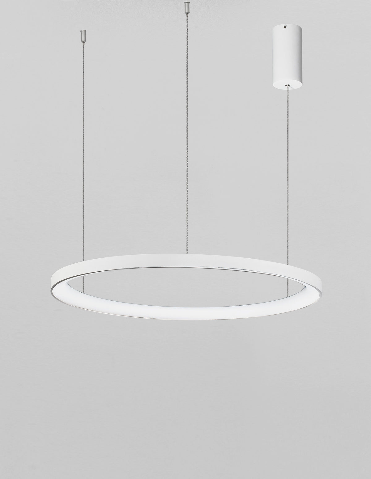 Luminaire présenté de face sur fond gris clair, câbles métalliques apparents