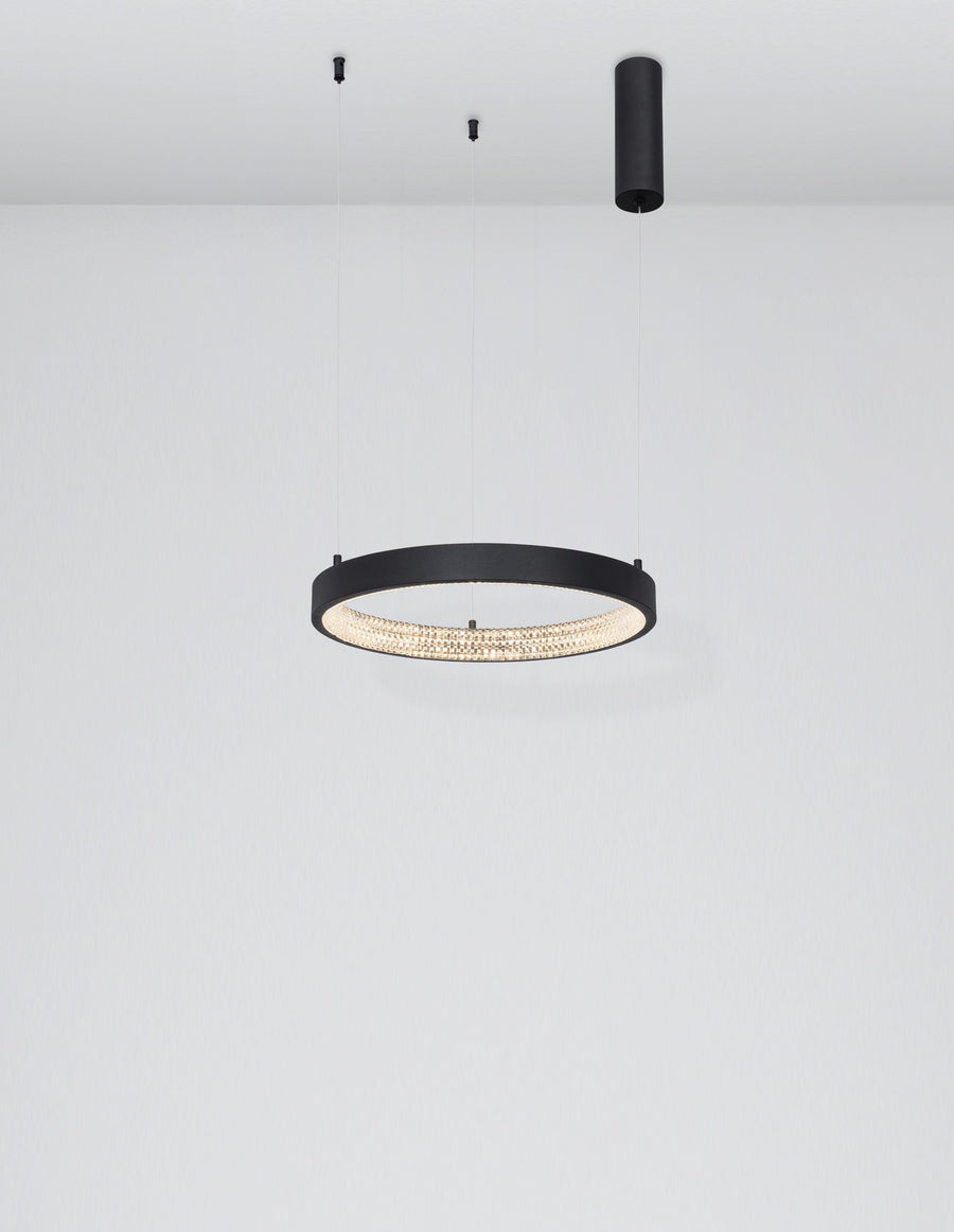 Autre angle du même luminaire allumé, mettant en valeur la lumière chaude