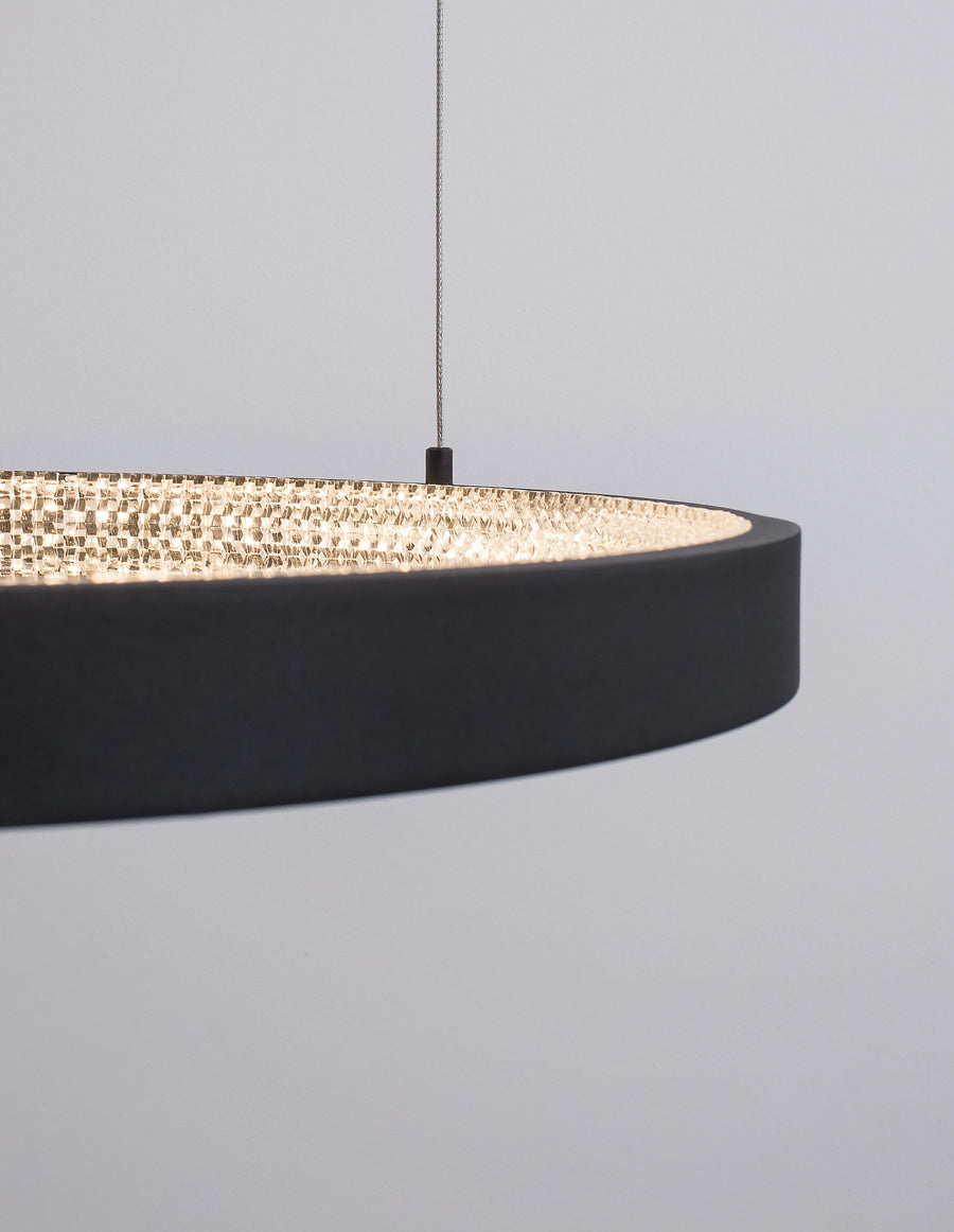 Gros plan sur l'anneau noir mat et son diffuseur texturé illuminé, câble fin visible
