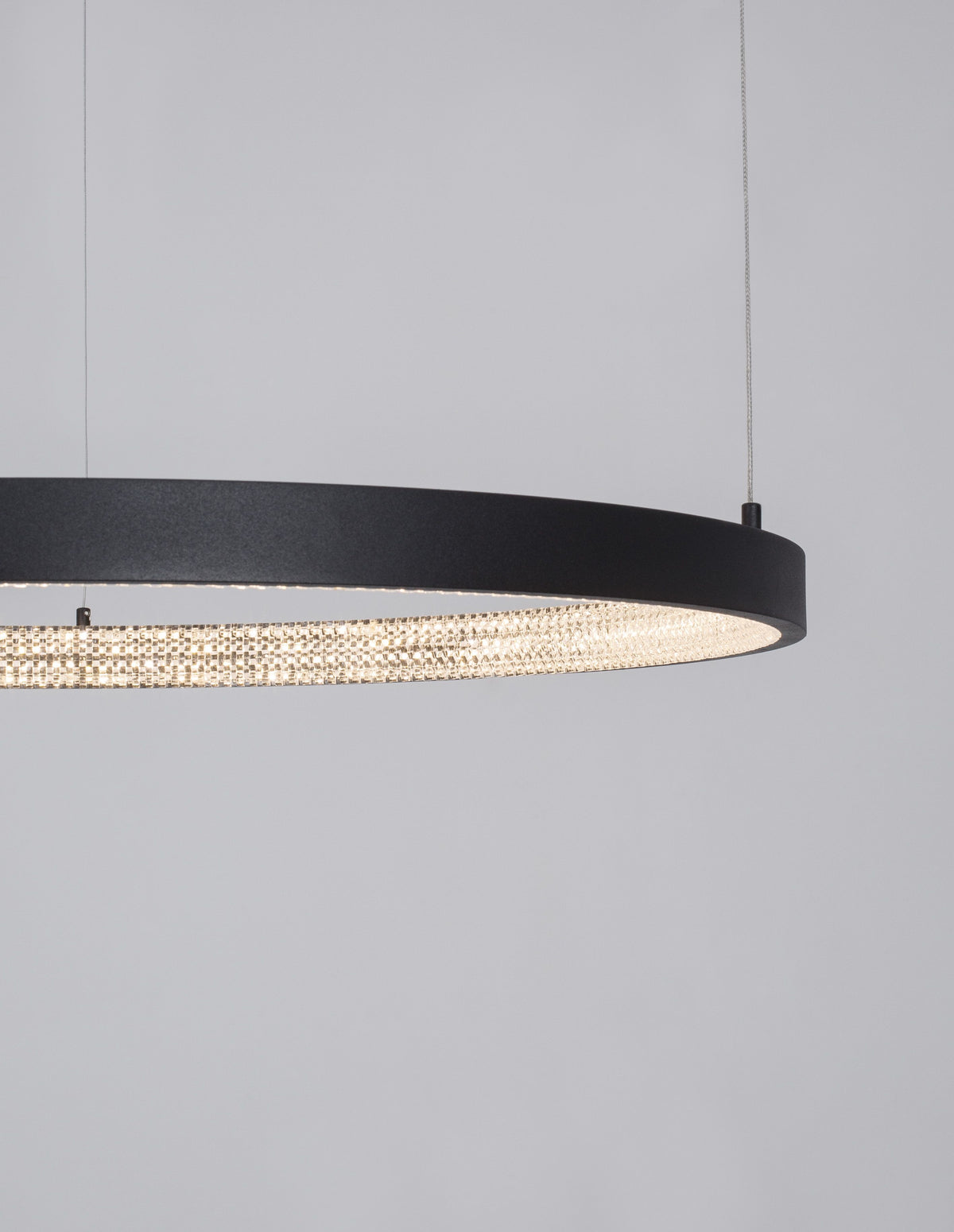 Gros plan sur le bandeau noir et le diffuseur intérieur texturé et lumineux
