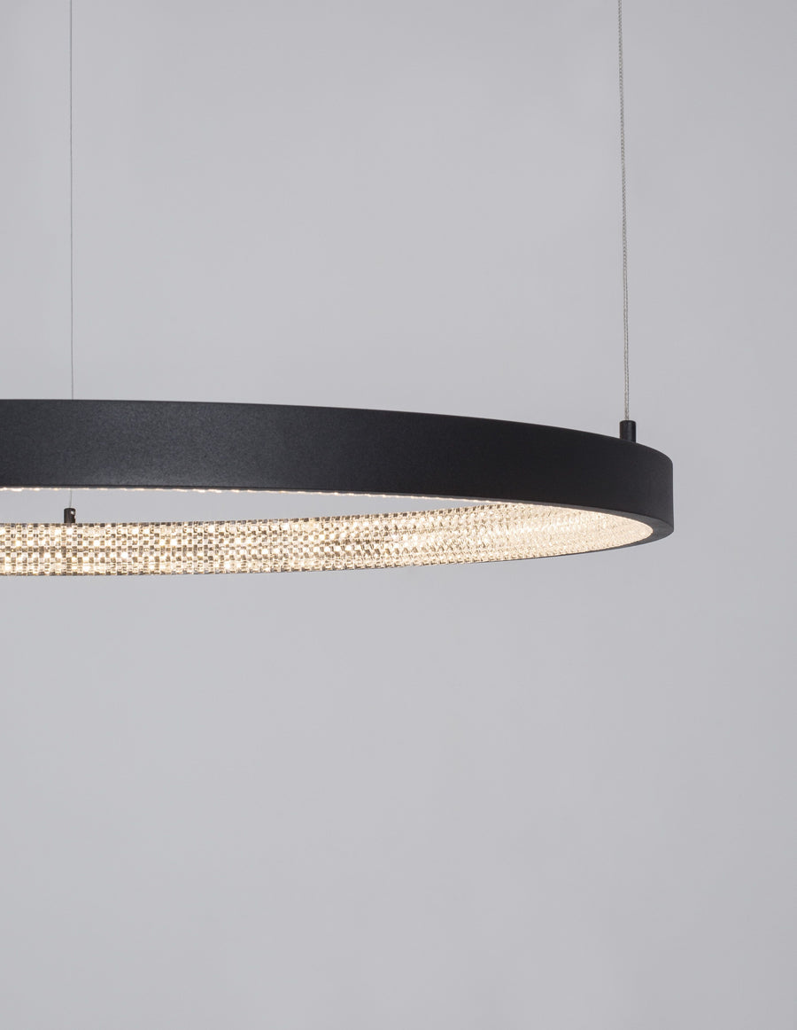 Gros plan sur le bandeau noir et le diffuseur intérieur texturé et lumineux