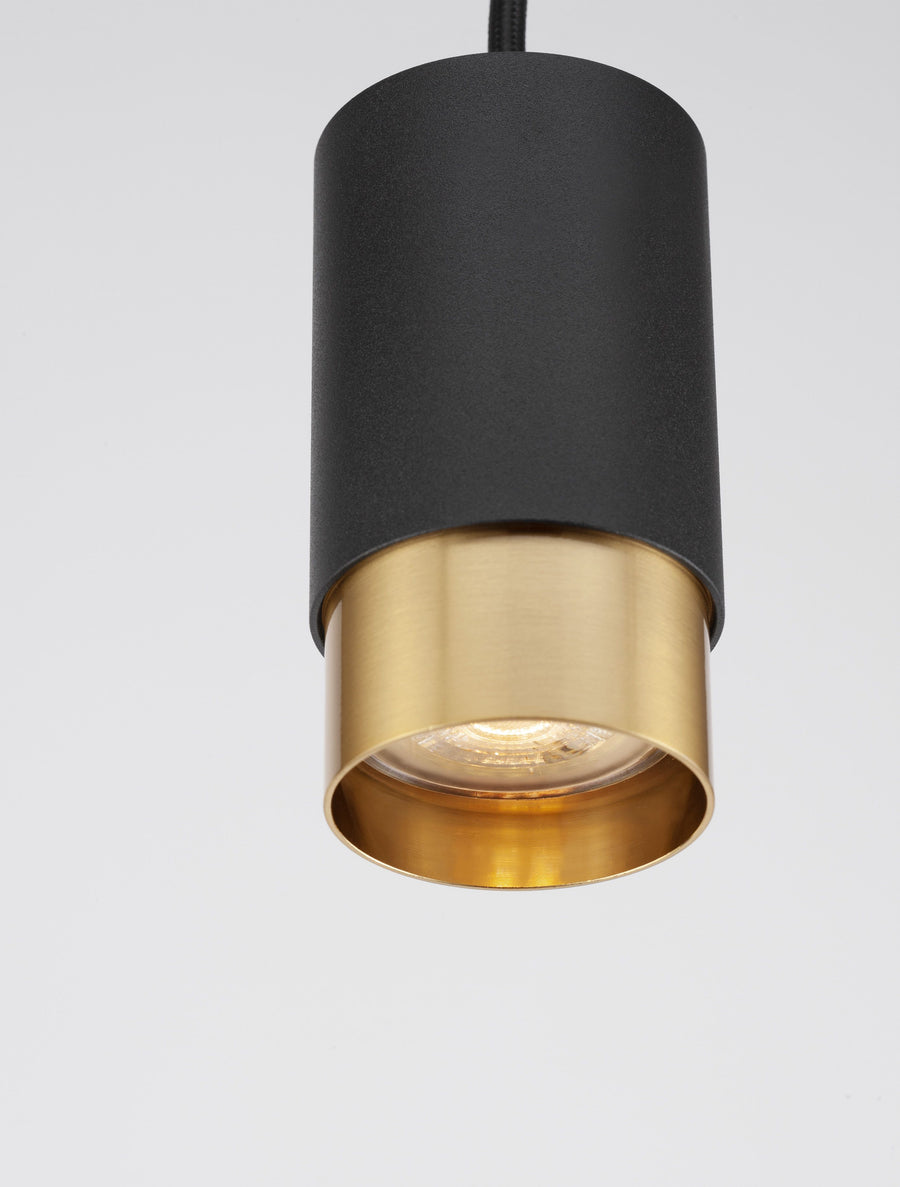 Détail de l'intérieur doré strié et de la source LED allumée
