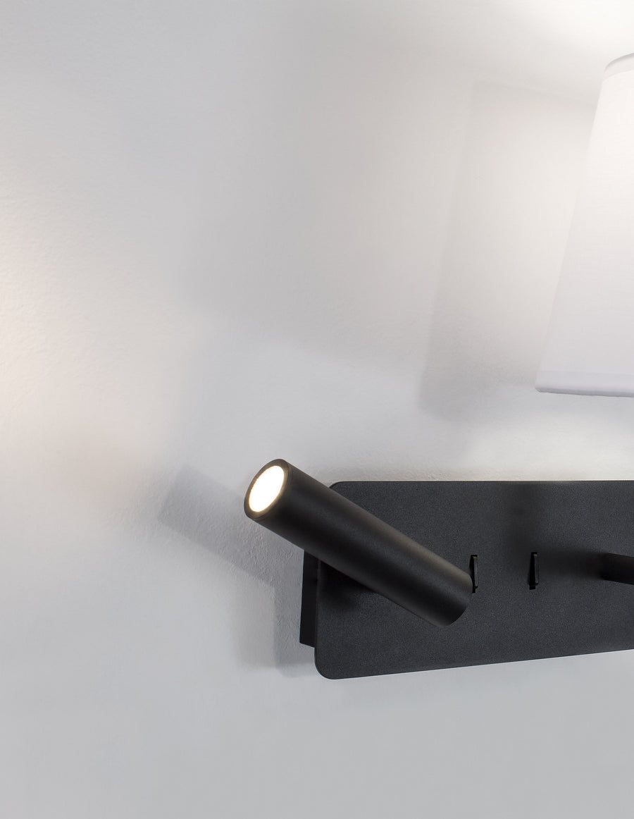 Détail du spot de lecture LED allumé, orienté vers le bas