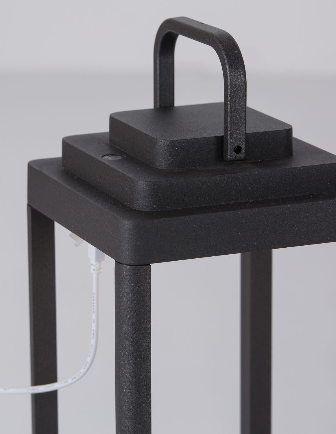Détail du sommet du luminaire avec anse et câble USB branché