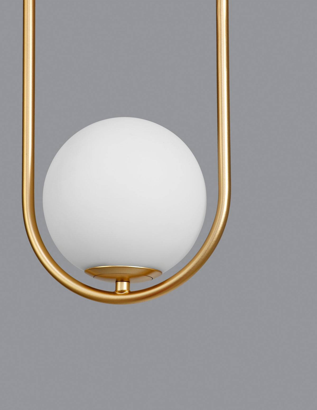 Détail rapproché du globe blanc et de la coupelle dorée de maintien