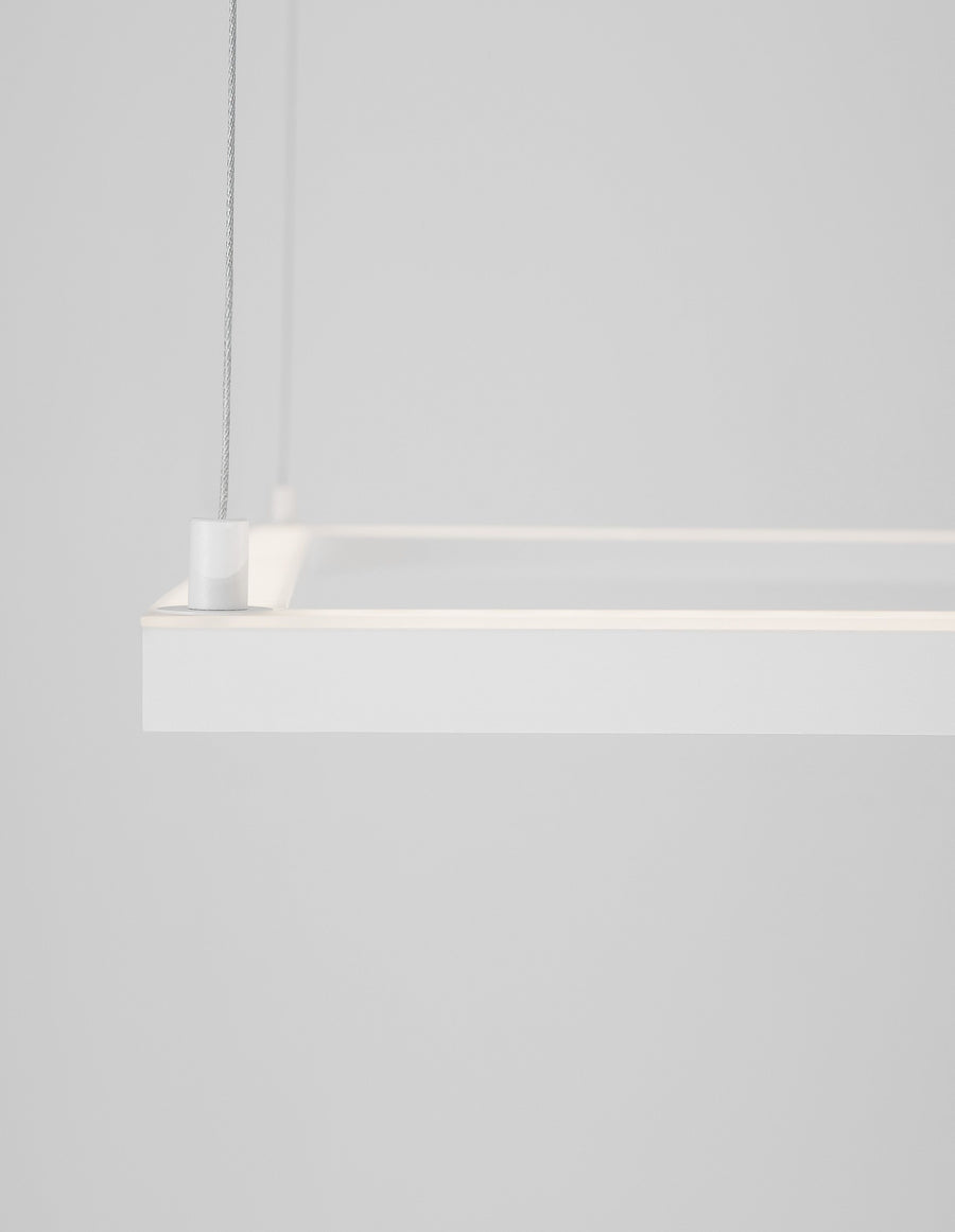 Détail de l'angle du cadre blanc, câble fin et fixation cylindrique laquée