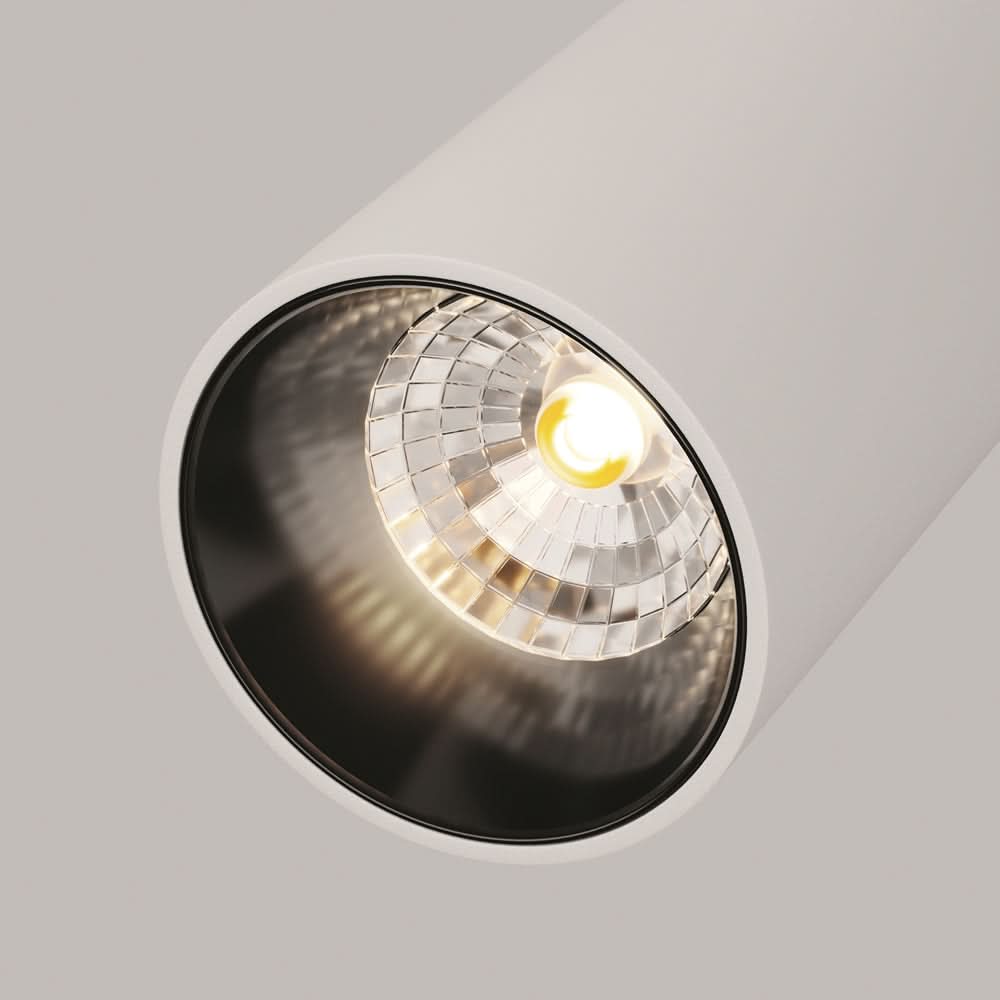 Vue rapprochée du réflecteur en nid d'abeille avec la LED allumée.