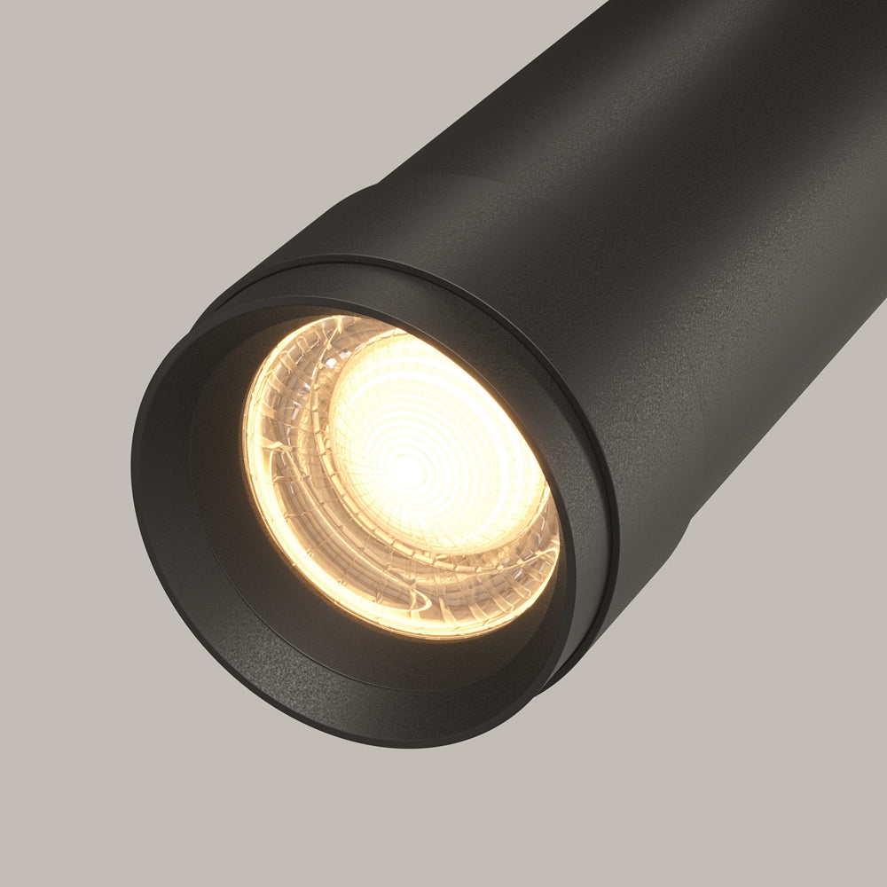 Détail rapproché de l'optique et du réflecteur strié éclairé en lumière chaude