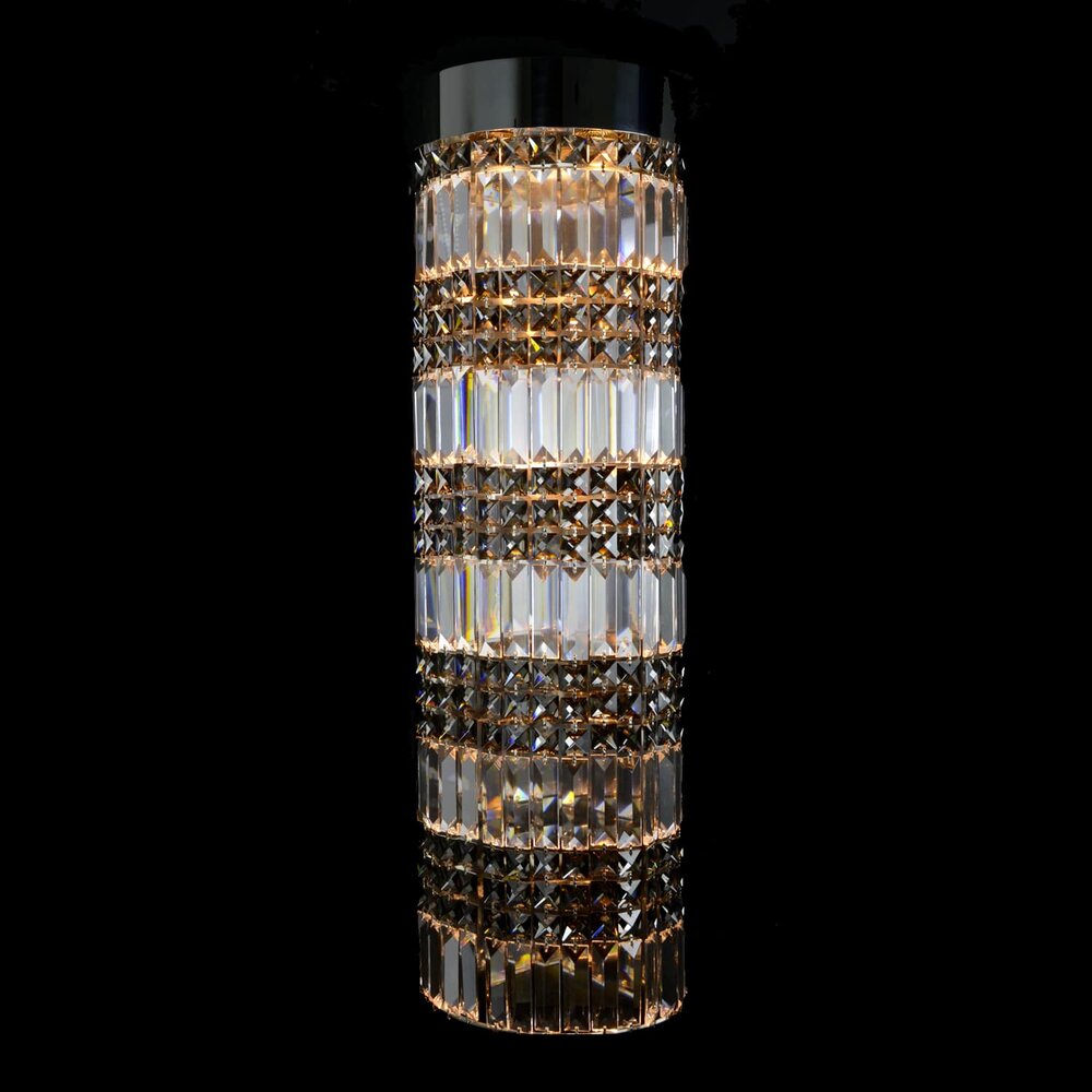 Même applique cylindrique aux prismes de cristal, éclairage chaud doré sur fond noir