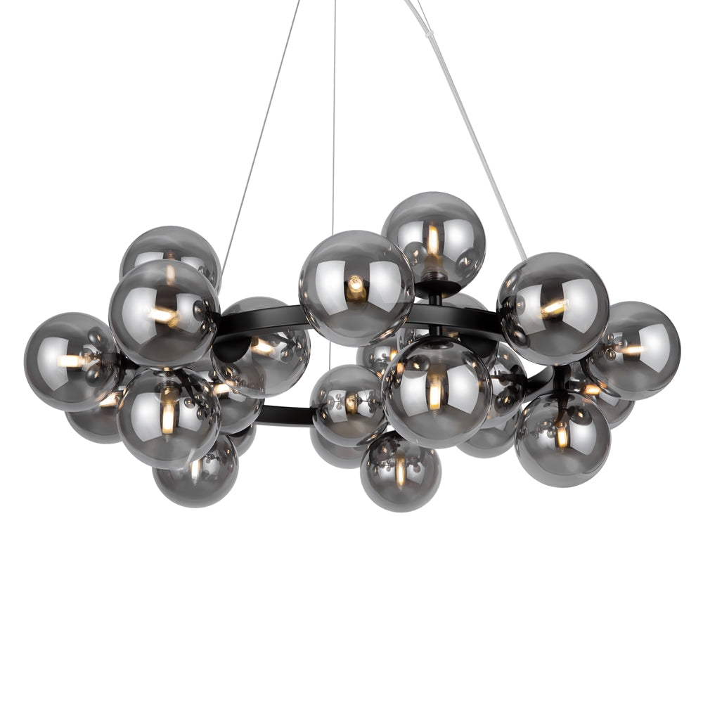 Vue de trois quarts du luminaire suspendu avec ses cables fins