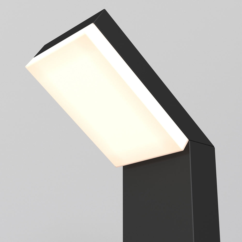 Gros plan sur la tête lumineuse blanche et le cadre en métal noir mat