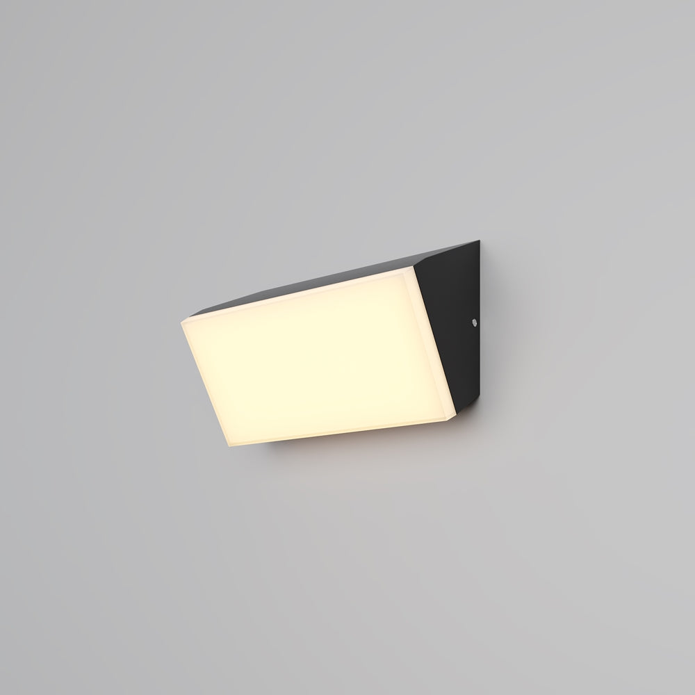 Applique inclinée vers le bas montrant sa face lumineuse rectangulaire