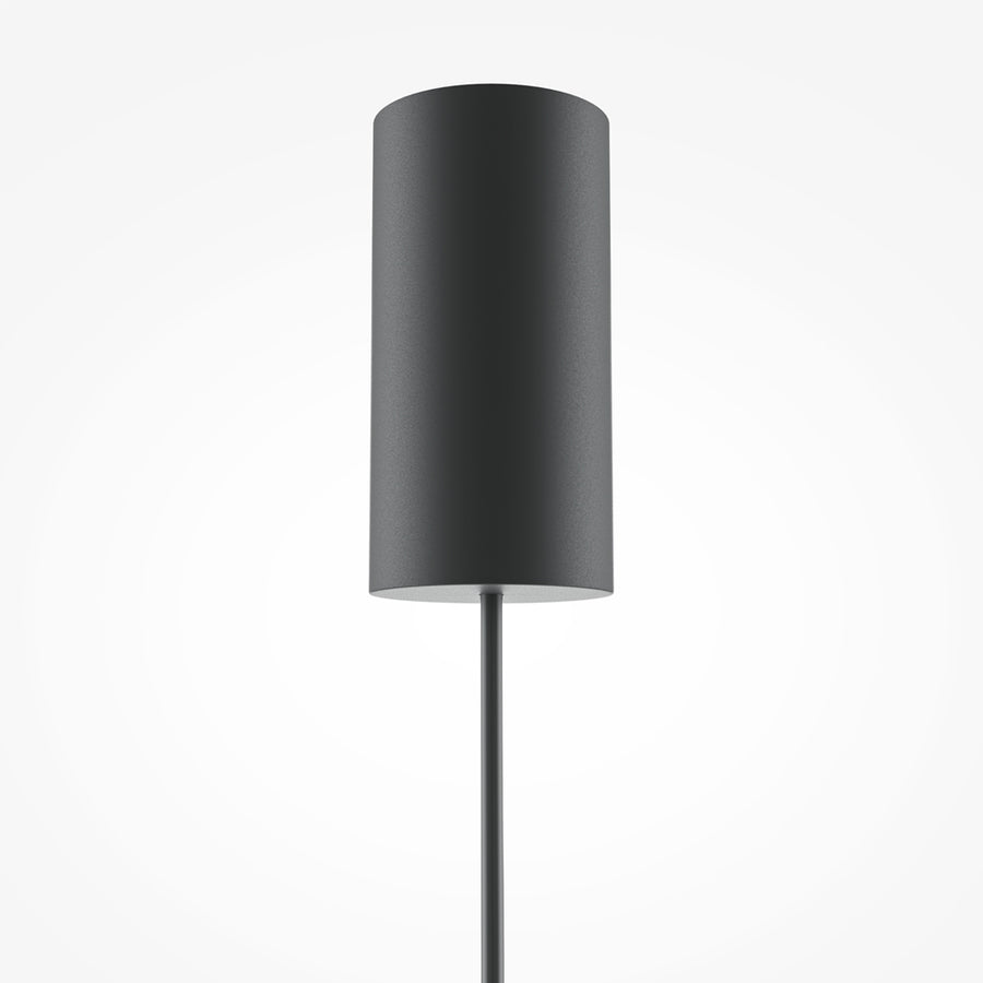 Détail du cabochon cylindrique noir fixé au plafond et de son câble