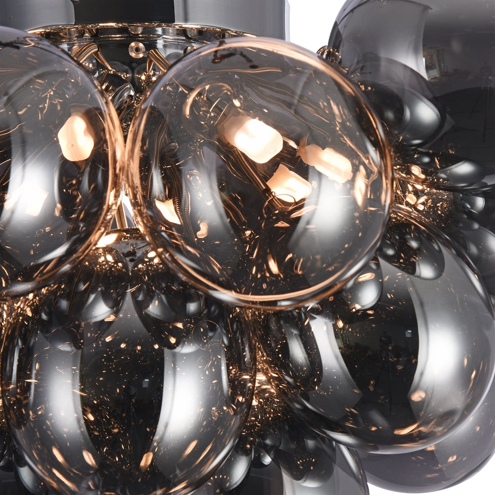 Gros plan sur les sphères de verre et les ampoules allumées à l'intérieur