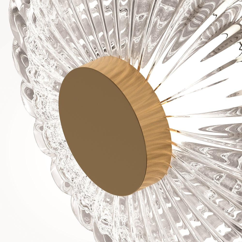 Vue par dessous du globe de verre strié rayonnant autour du cabochon doré