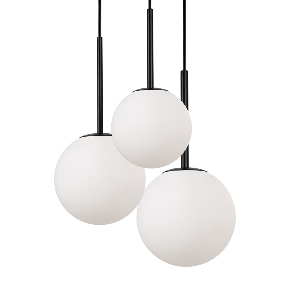 Trois globes blancs suspendus par des tiges noires, vue rapprochée