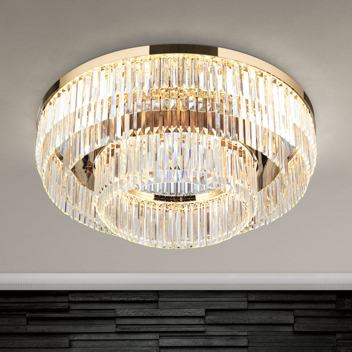 Vue rapprochée du luminaire allumé, reflets dorés sur les cristaux taillés
