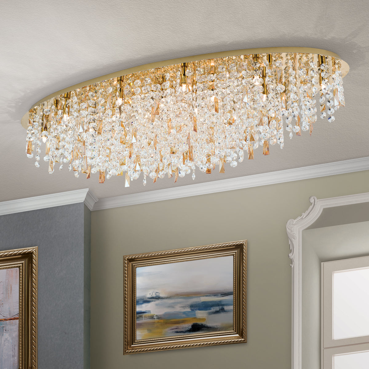 Plafonnier doré vu de dessous, éclat des cristaux dans un intérieur classique