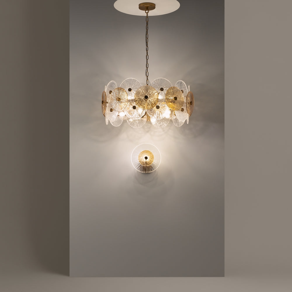 Mise en ambiance avec suspension assortie à disques multiples et applique murale